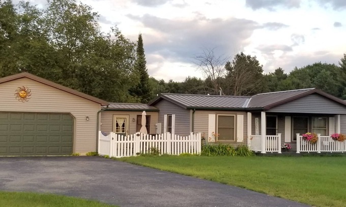 Grayling Casa | Cozy home near outdoor activities
