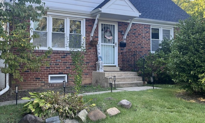 Newark Casa | Cozy home near UD Campus and Main Street. Quiet neighborhood, has a fireplace!
