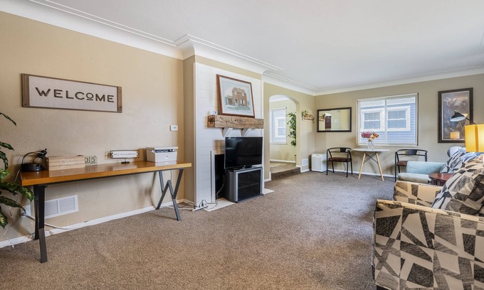Ottawa Casa | Cozy home near university, Pet-Friendly & Family-Friendly Neighborhood