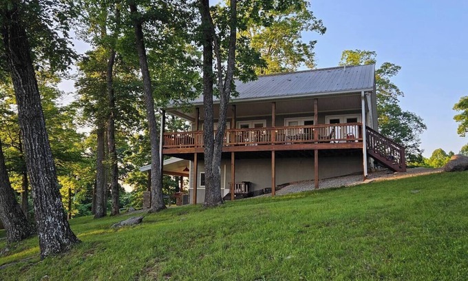 Nancy Casa | Cozy home offers beautiful views of Lake Cumberland overlooking Conley Bottom