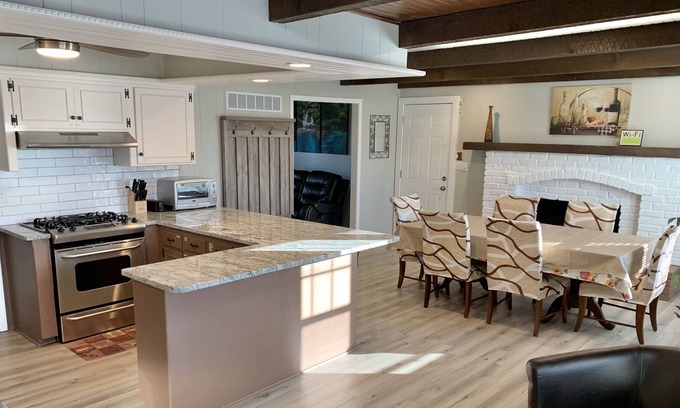 South Kansas City Casa | Cozy Home on Acreage, Super Location!! Sleeps 6! Approved rental NSD-STR-00170
