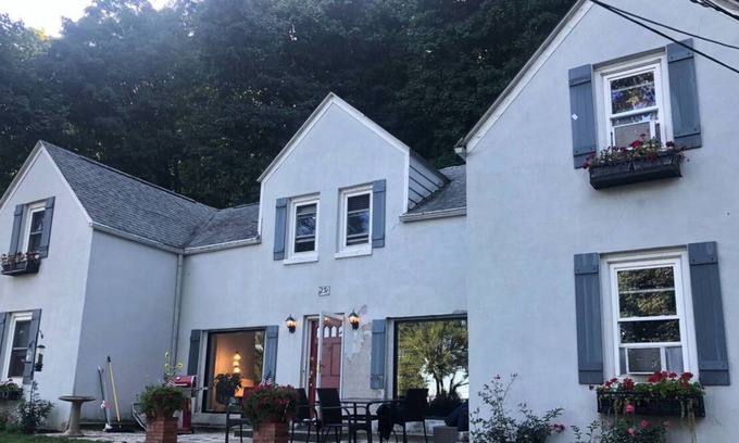 Nyack Casa | Cozy home overlooking the water with a great view of the Tappan Zee Bridge.