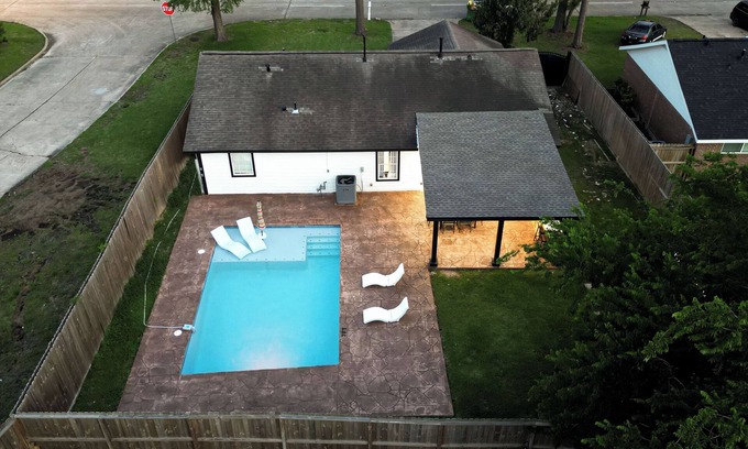 North Shore Casa | Cozy Home Pool, Patio, BBQ! 5BR
