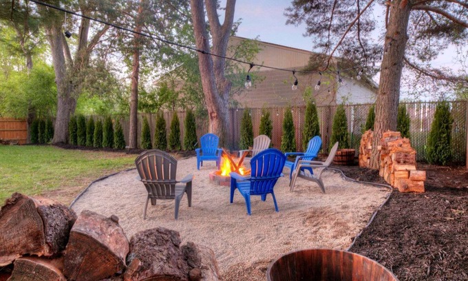 Farmington Hills Casa | Cozy home sleeps 10, fire-pit, entertaining space