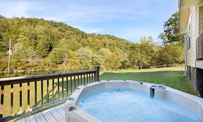 Whittier Cabaña | Acogedora casa w / deck, chimenea y jacuzzi - acceso a la orilla del río!