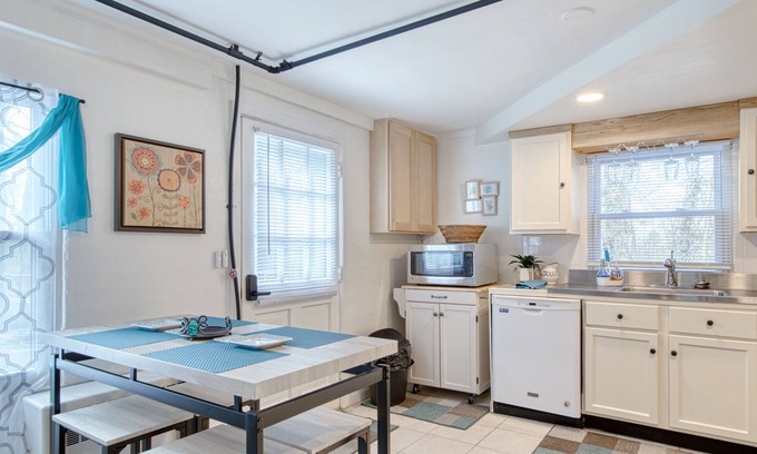 Miller Southside Casa | Cozy home walking distance to the VT Lane stadium.