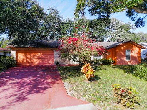 New Smyrna Beach Casa | Cozy home with 1-car garage within walking distance to the beach. 836C