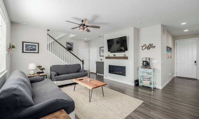 Henderson Casa | Cozy Home with Fireplace and Game Room 15-20 mins to Downtown