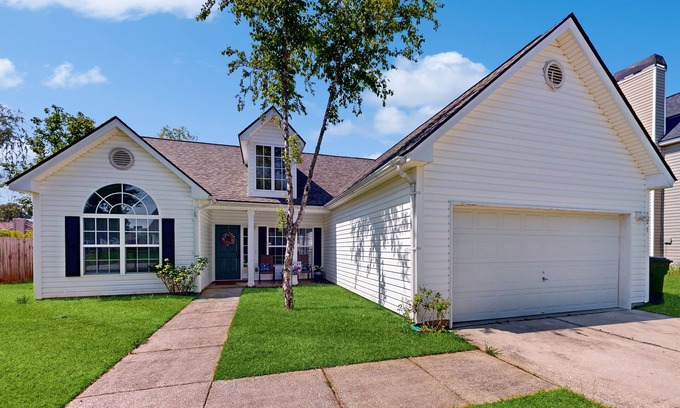 Goose Creek Casa | Cozy home with fireplace,gas grill,netflix and dog friendly
