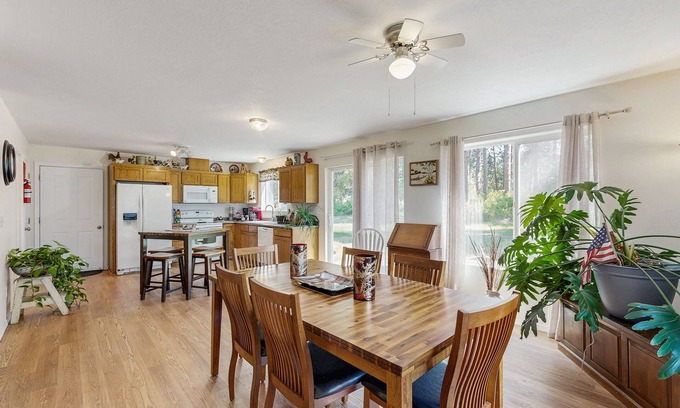 Chiloquin Casa | Cozy home with lake & mountain views, full kitchen, A/C, fireplace & WIFI
