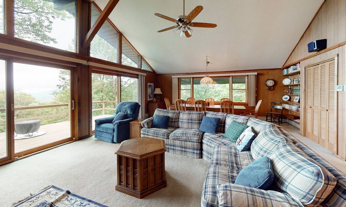 Wilmington Casa | Cozy home with large deck, views, pool table & pools