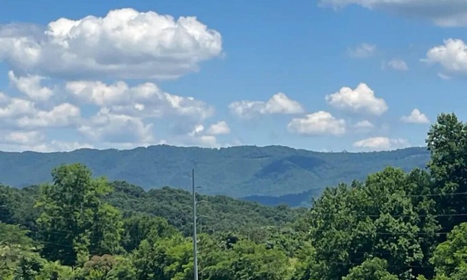 Newport Casa | Cozy home with Mountain Views! Pet friendly!