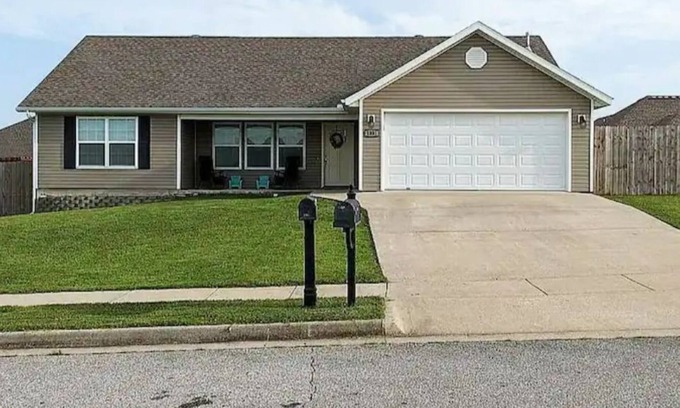 Prairie Grove Otro | Cozy home with big yard and close to UofA