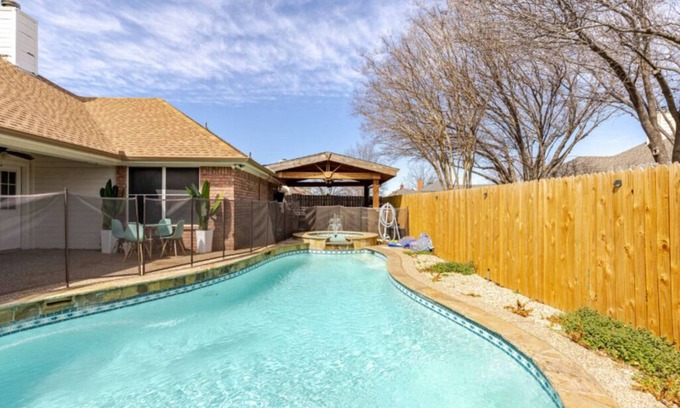 Saginaw Casa | Cozy Home with pool and backyard, 5 bed house.