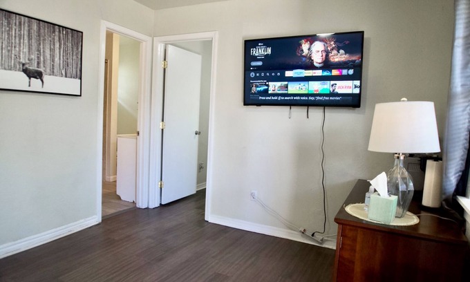 Central Oklahoma City Apartamento | Cozy Home- Zoos Museums Fun Step From Your Door