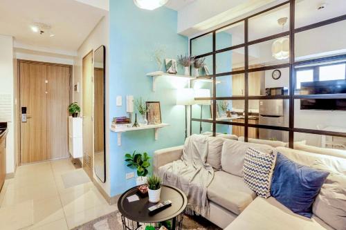 Barangay 76 Apartamento | Cozy & Homey 1BR Apartment near MOA facing Pool with Own Parking with Netflix & DisneyPlus & up to 200mbps Wifi