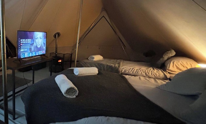 Llanfairpwllgwyngyll Cabina | Cozy Hot Tent with Log Burner & Hot Tub Left Tent