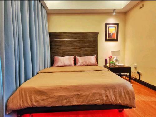 Highway Hills Cama Y Desayuno | Cozy Hotel Room with Bath Tub and Free Pool Access