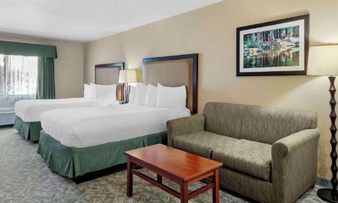 Eagle Hotel | Cozy Hotel w/ Indoor Pool, Free Breakfast & Gym – Near Vail & Beaver Creek Ski