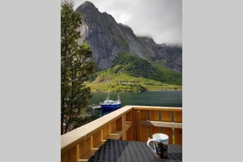 Reine Casa | Cozy House By The Fjord In The Heart Of Lofoten