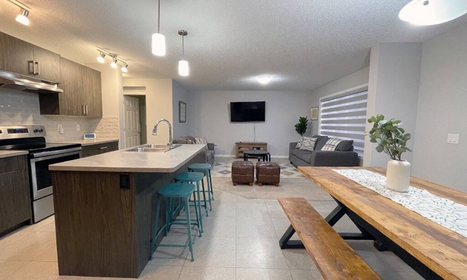Calgary Casa | Cozy House - close to the mountains