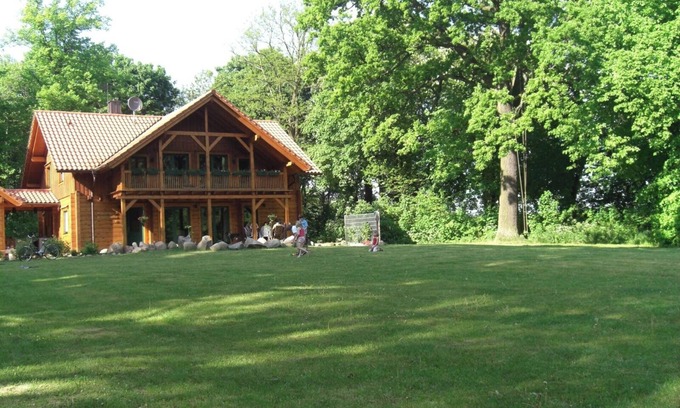 Friesack Casa | Cozy house "Gut Briesen" in the Westhavelland Nature Park with an old park