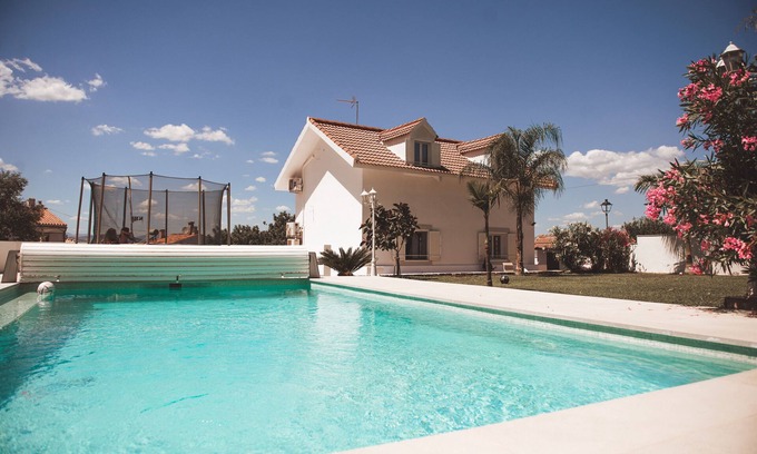 Alhaurín de la Torre Chalet De Esquí | Casa con fantástica piscina y estupendas vistas cerca de la playa
