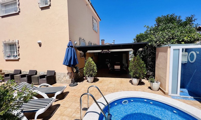Castello d'Empuries Chalet De Esquí | Acogedora casa con piscina y amplia barbacoa