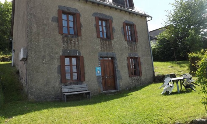 Montboudif Cabaña | Cozy house for 4 with garden, fireplace, near Super-Besse