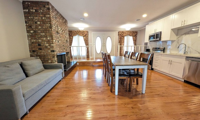 Willoughby Casa | Cozy house in Langley TWP Close to shopping centre