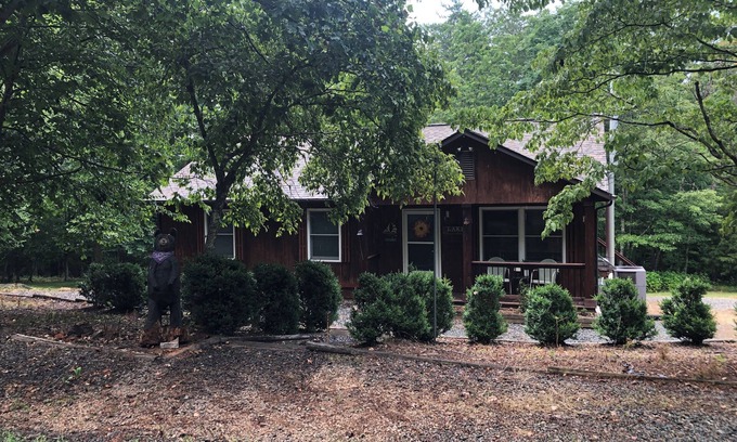 Pittsville Casa | Cozy house in private Leesville Lake community