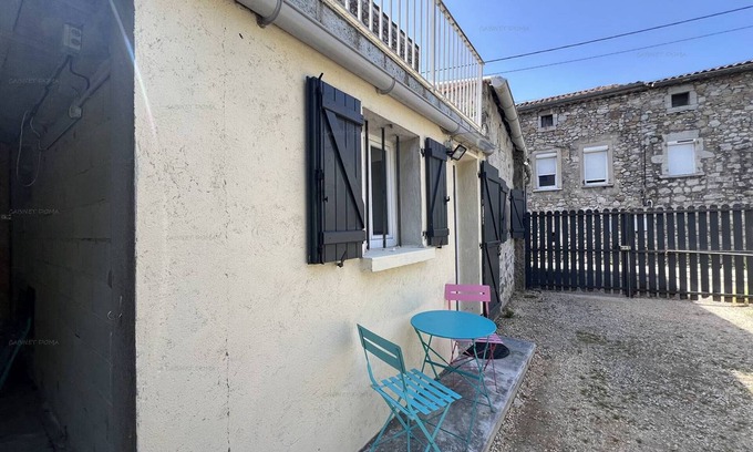 Ruoms Casa | Acogedora casita en el centro de Ruoms con terraza y estacionamiento