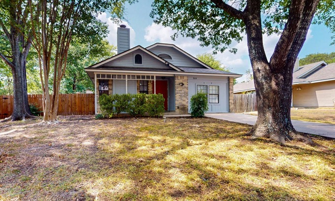 Buckingham Estates Casa | Cozy house in South Austin w/full kitchen, living room, WIFI, enclosed backyard