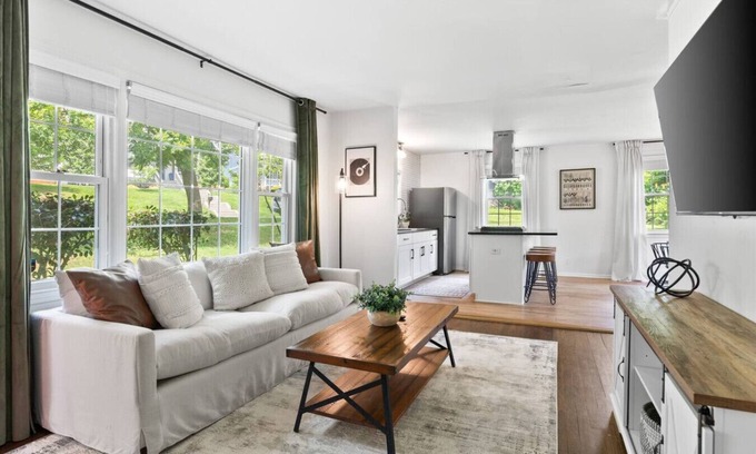 Shelby Hills Casa | Cozy House in Trendy East Nashville with a Patio, Grill