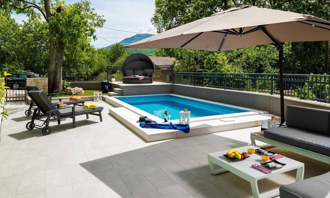 Dugopolje Casa | Cozy House Mia, con piscina climatizada, jacuzzi en la piscina y barbacoa ...