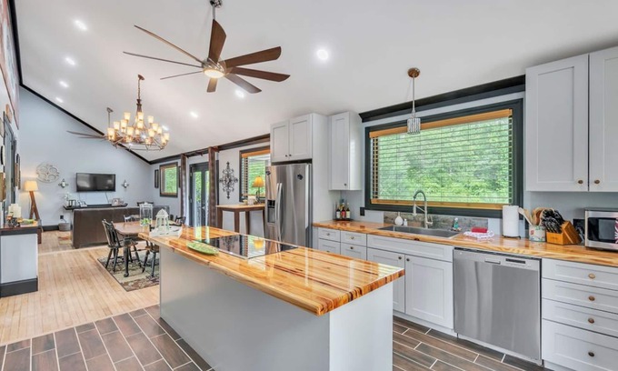 Greenville Casa | Cozy House on the Hill-Flexible Term for Traveling Professionals