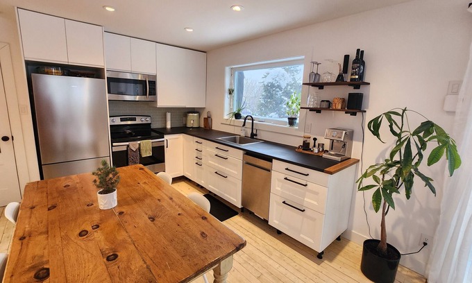 Morin Heights Casa | Cozy house perfectly located in the village, perfect getaway for couples.