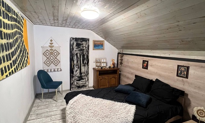 Piatra Fantanele Casa | Cozy house. Pet-Friendly! Family-sized condo with game room & deck