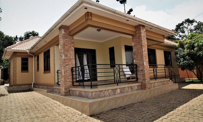 Entebbe Casa | Cozy house sleeps 8, minutes away from airport!