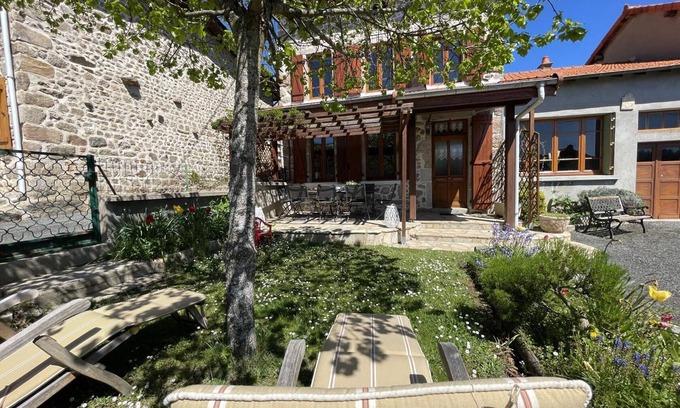 Laprugne Cabaña | Casa acogedora con jardín, cerca del lago y estación de esquí, ideal para familias y mascotas