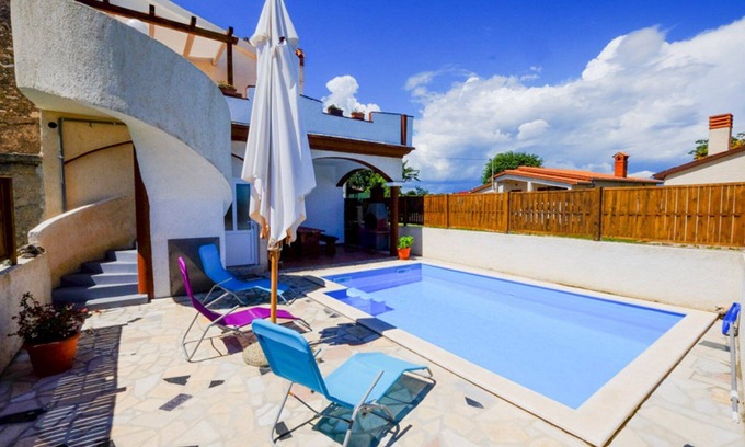 Rebici Casa | Acogedora casa con piscina, terraza con parrilla, WiFi, TV satelital, vista parcial al mar