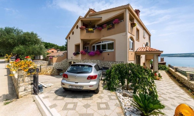 Municipality of Posedarje Casa | Acogedora casa con vista al mar, jardín y terraza, wifi gratis