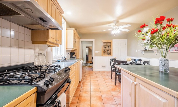 Little Italy Apartamento | Cozy Houses in Downtown Toronto by GLOBALSTAY