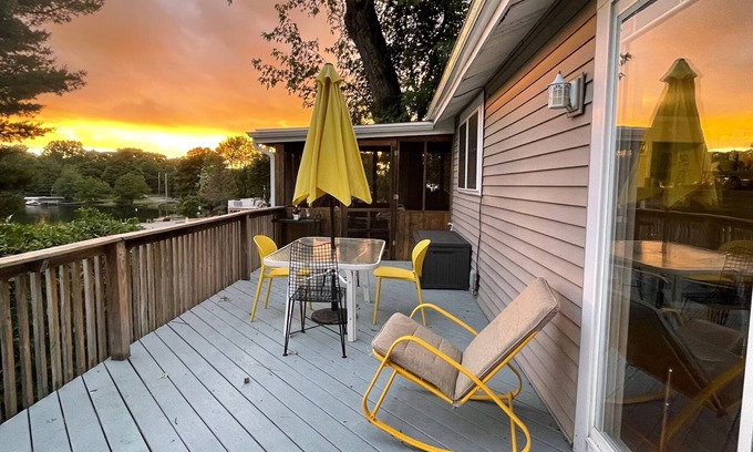 Copake Lake Cabaña | Cozy Hudson Valley Lake Cottage :4 Kayaks + a Canoe, 400 acre Lake