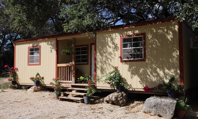 Hondo Cabina | COZY HUNTER'S CABIN IN THE HILL COUNTRY with detached bathroom