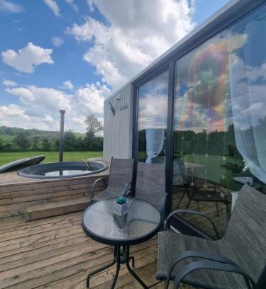 Sendvario seniunija Casa | Cozy Hut with the included Hot Tub-Prime Rentals