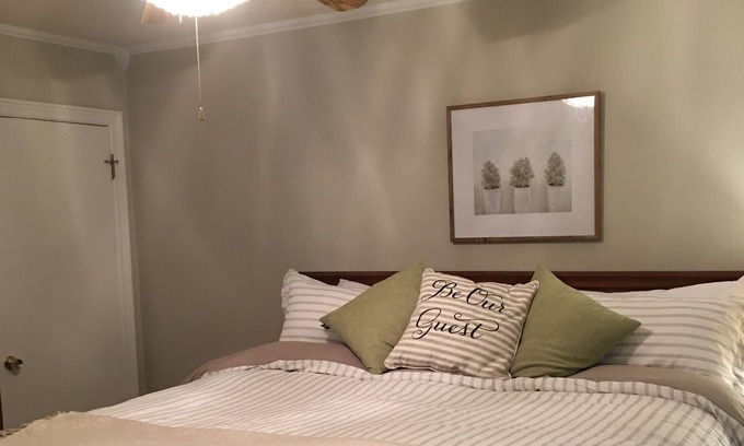 Cleveland Apartamento | "Cozy In Cleveland II", King size bed, close to Lee University, garage.