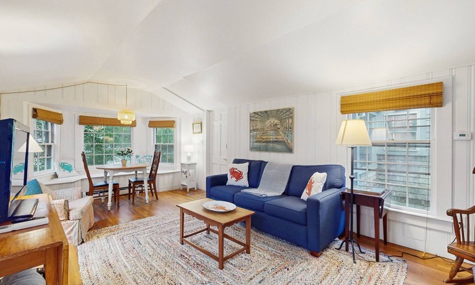 Edgartown Apartamento | ¡NUEVO LISTADO! Acogedora suite de suegra con entretenimiento, cerca de Edgartown y la playa.