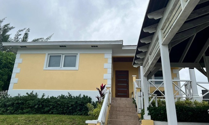 Downtown Nassau Casa | Cozy in paradise. 5 minutes from the beach, Fish Fry, and downtown Bay Street.