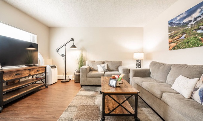 Rockrimmon Condominio | ❤Cozy in the Springs! 2 BR, Kitchen. 5 Guests!❤
